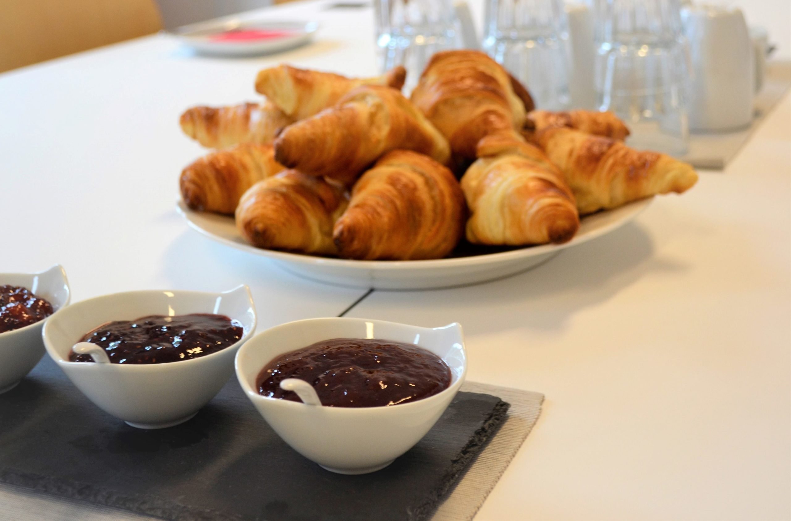 Croissants und Marmelade beim French Breakfast